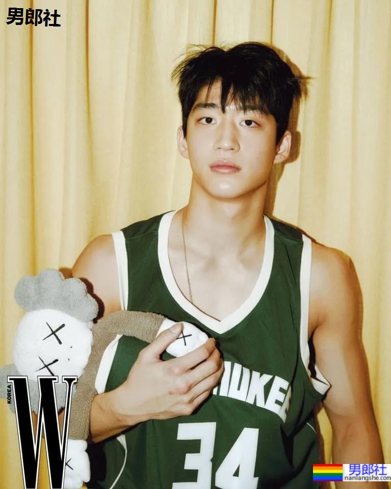 02年204CM篮球体育生小鲜肉，颜正条顺大长腿弟弟也太可了吧！ - 51虹马