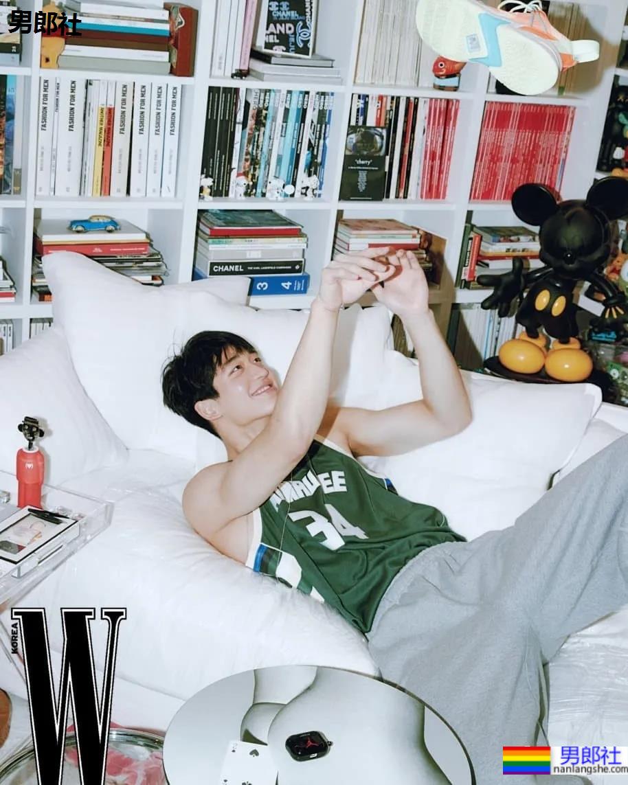 02年204CM篮球体育生小鲜肉，颜正条顺大长腿弟弟也太可了吧！ - 51虹马