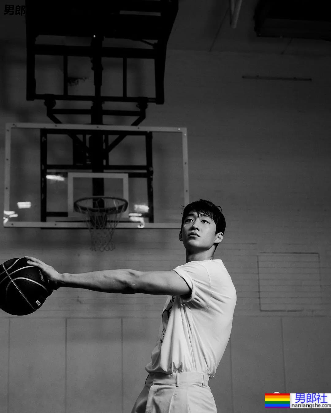 02年204CM篮球体育生小鲜肉，颜正条顺大长腿弟弟也太可了吧！ - 51虹马