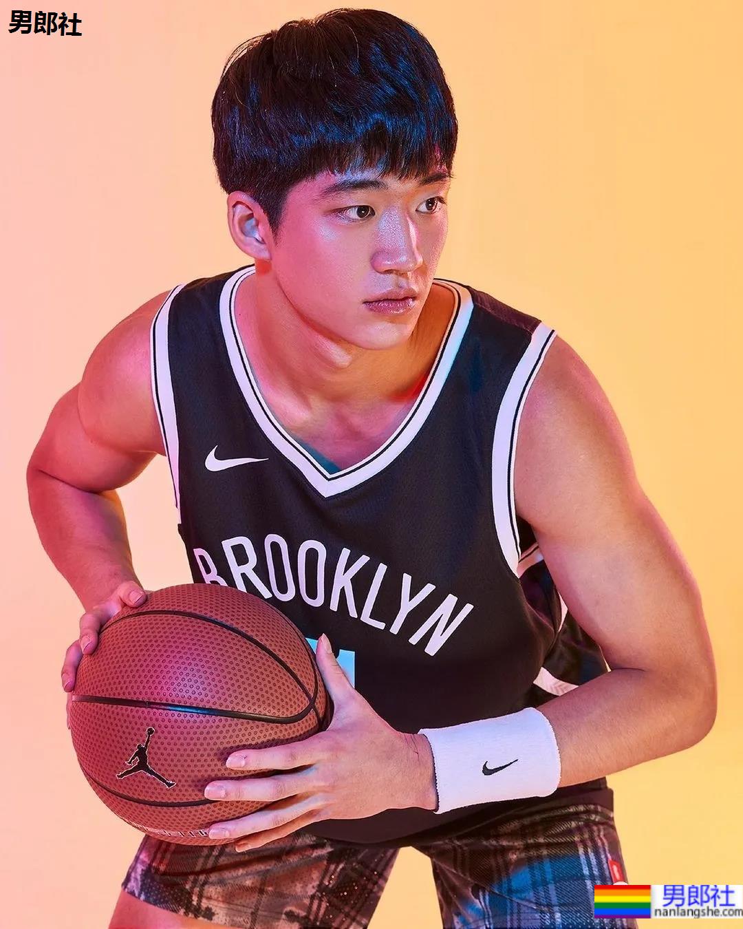 02年204CM篮球体育生小鲜肉，颜正条顺大长腿弟弟也太可了吧！ - 51虹马