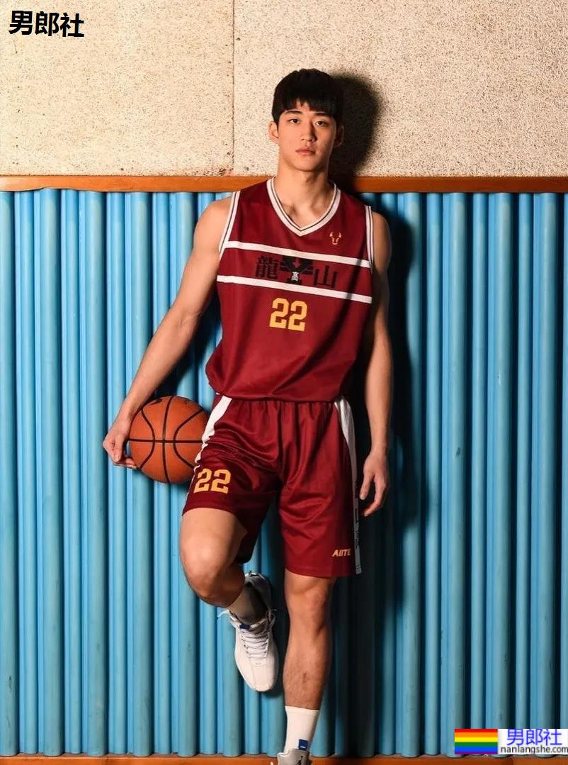 02年204CM篮球体育生小鲜肉，颜正条顺大长腿弟弟也太可了吧！ - 51虹马