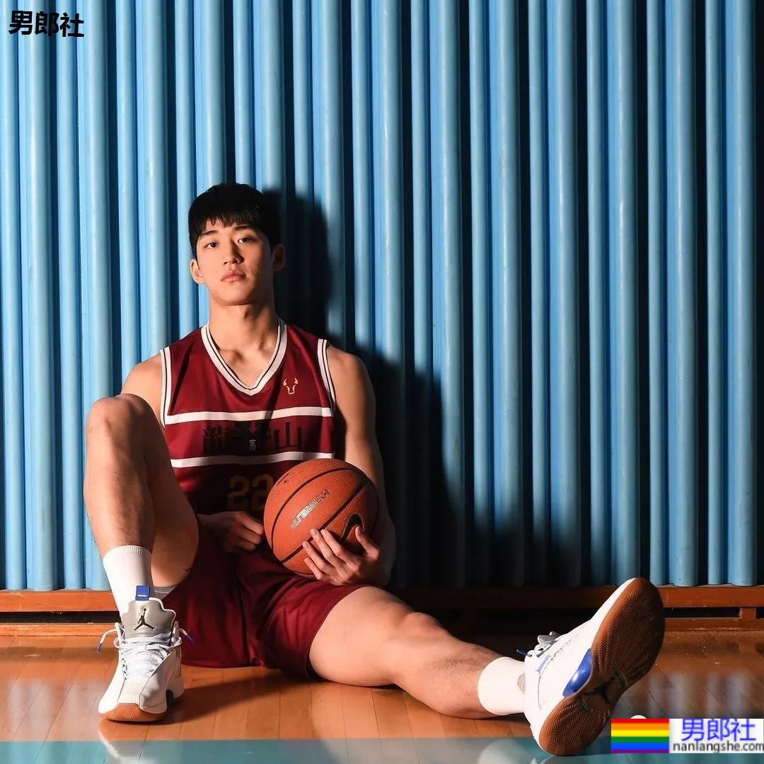 02年204CM篮球体育生小鲜肉，颜正条顺大长腿弟弟也太可了吧！ - 51虹马