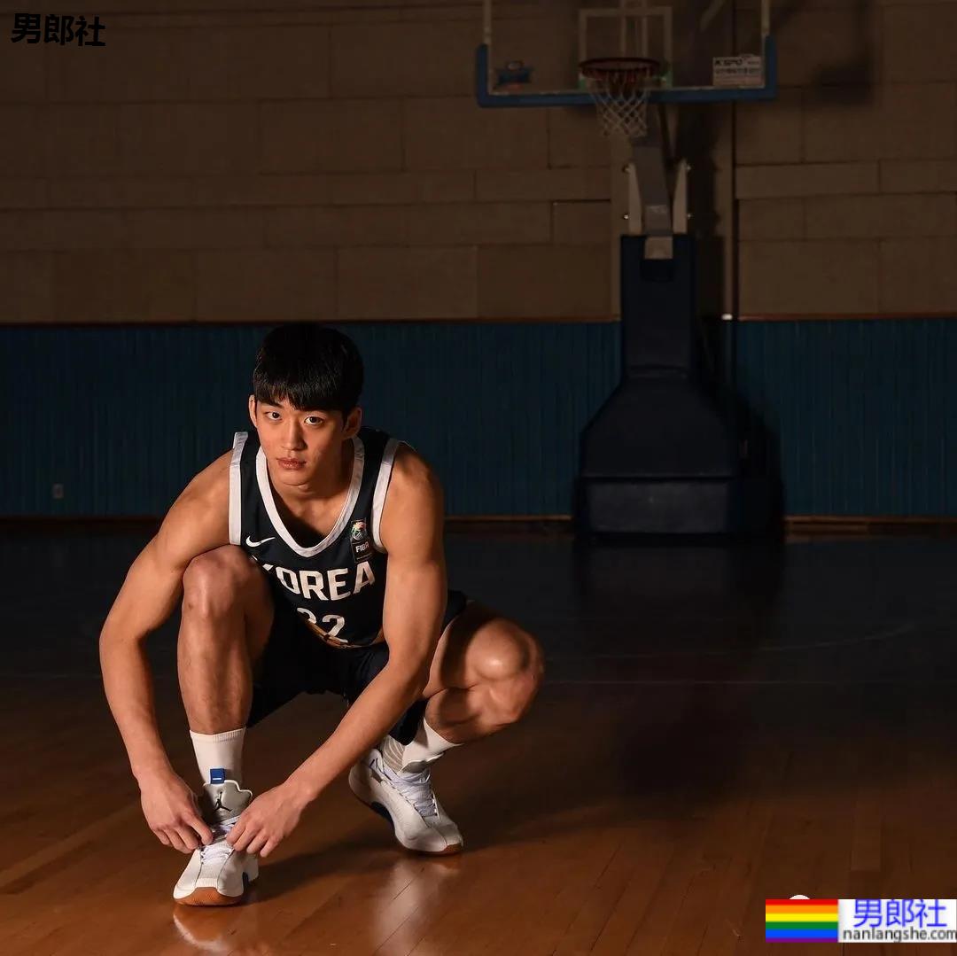 02年204CM篮球体育生小鲜肉，颜正条顺大长腿弟弟也太可了吧！ - 51虹马