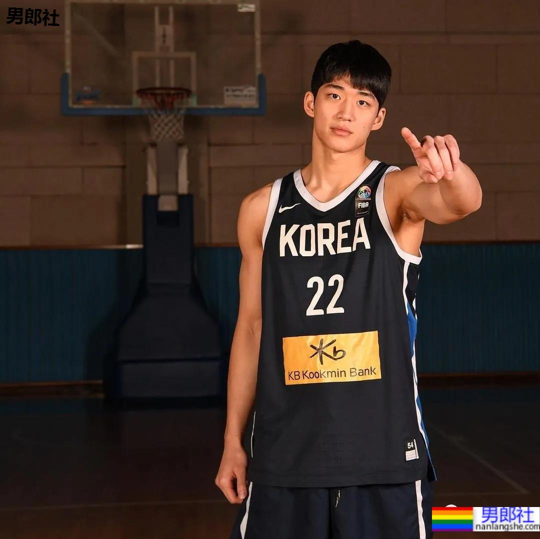 02年204CM篮球体育生小鲜肉，颜正条顺大长腿弟弟也太可了吧！ - 51虹马