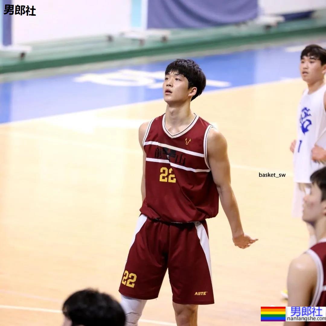 02年204CM篮球体育生小鲜肉，颜正条顺大长腿弟弟也太可了吧！ - 51虹马