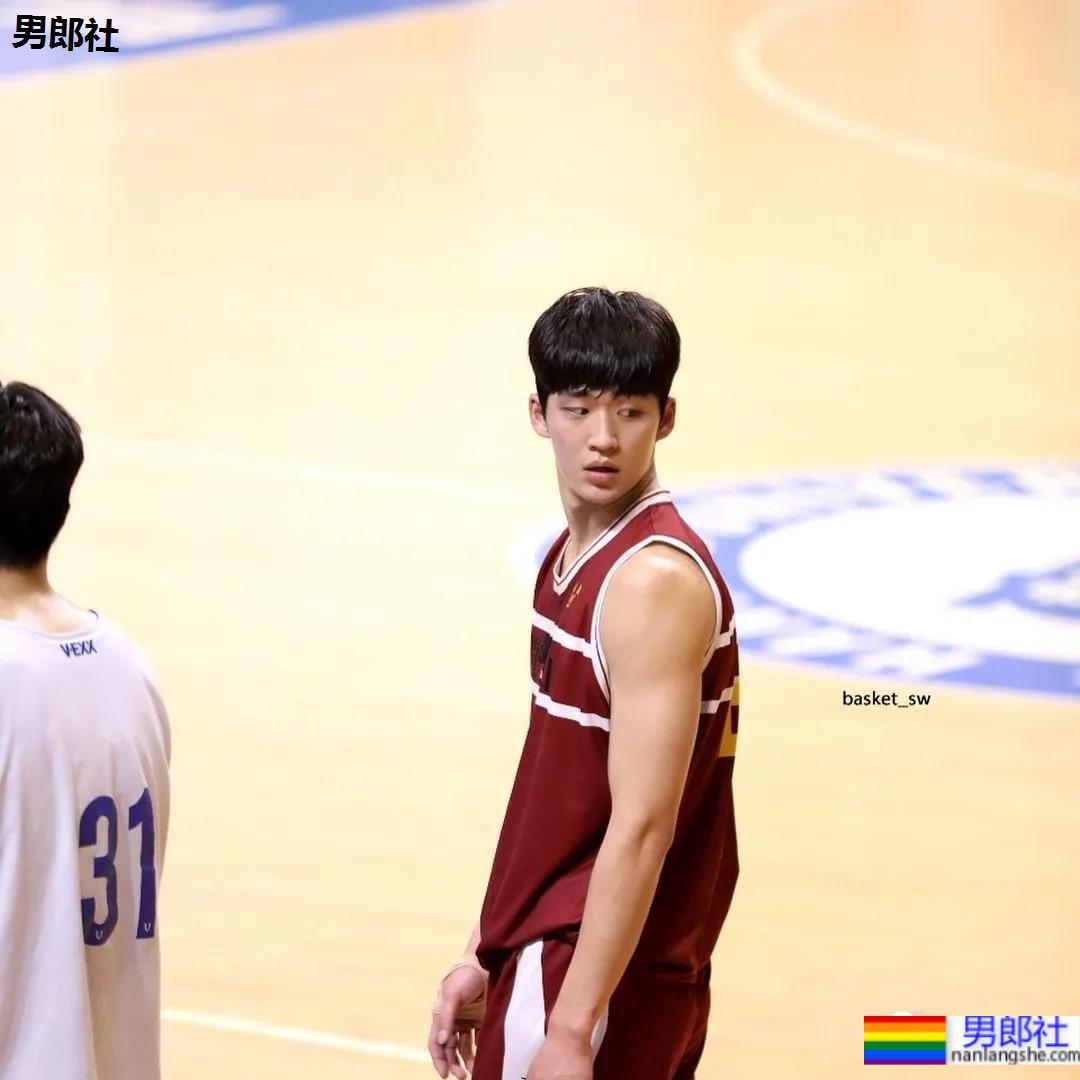 02年204CM篮球体育生小鲜肉，颜正条顺大长腿弟弟也太可了吧！ - 51虹马