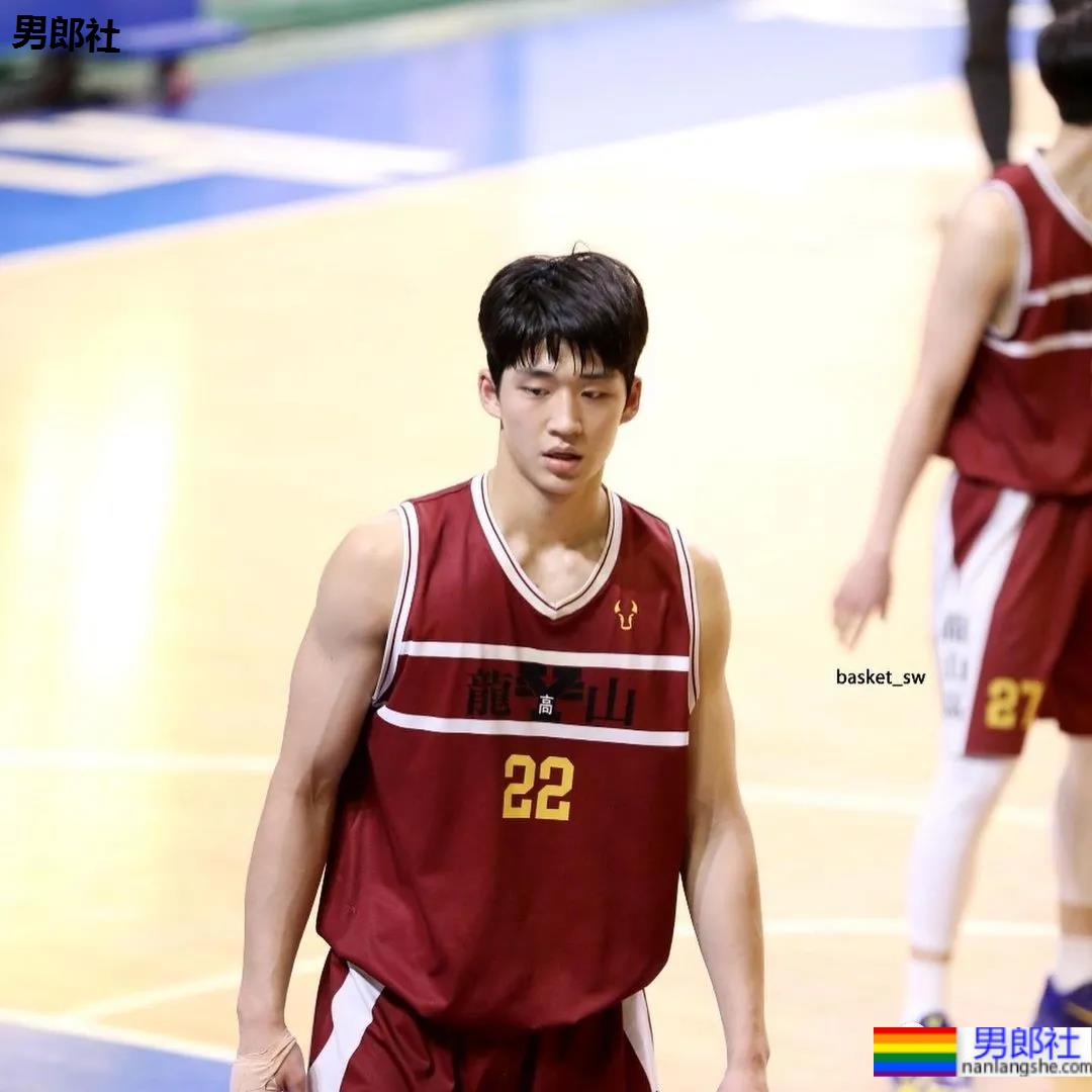 02年204CM篮球体育生小鲜肉，颜正条顺大长腿弟弟也太可了吧！ - 51虹马