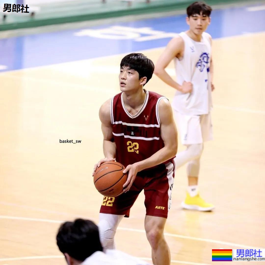 02年204CM篮球体育生小鲜肉，颜正条顺大长腿弟弟也太可了吧！ - 51虹马