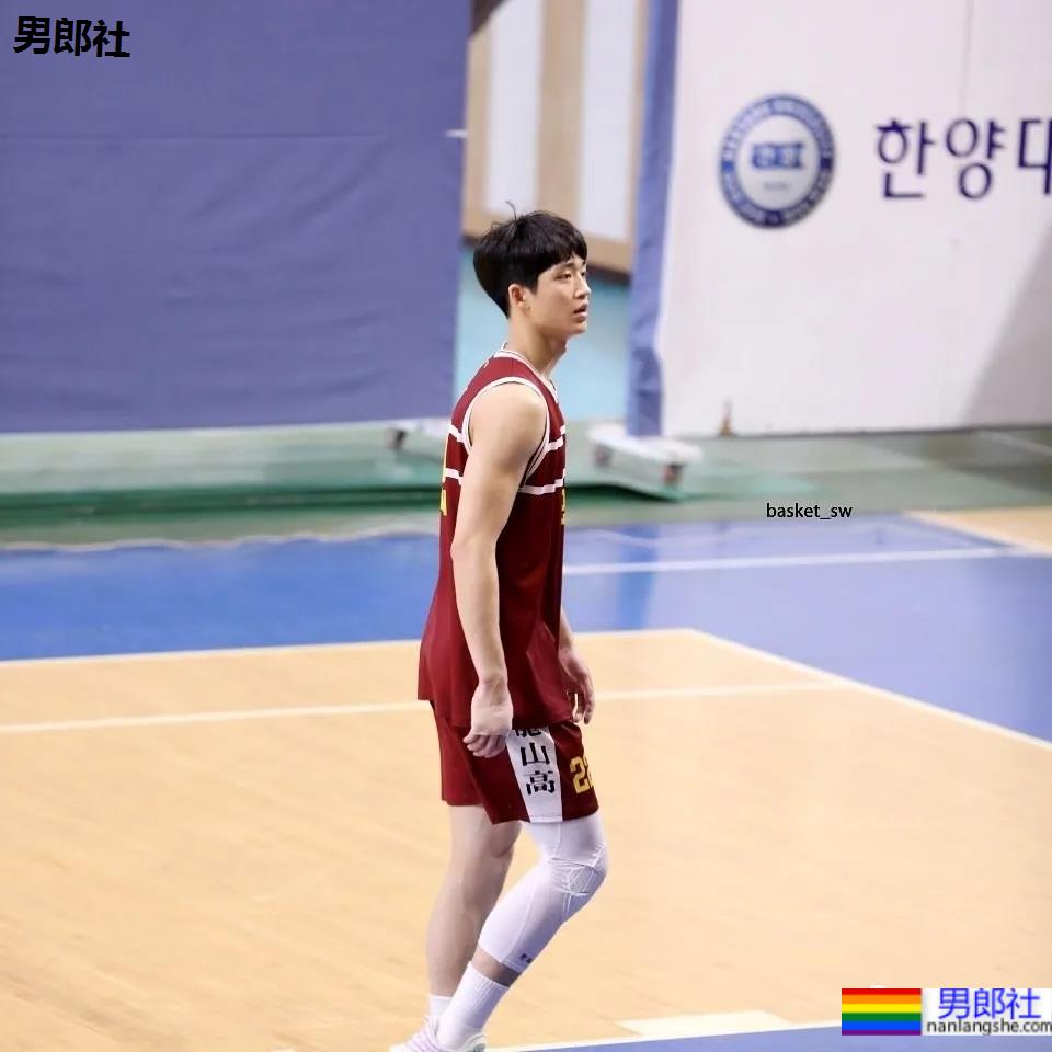 02年204CM篮球体育生小鲜肉，颜正条顺大长腿弟弟也太可了吧！ - 51虹马