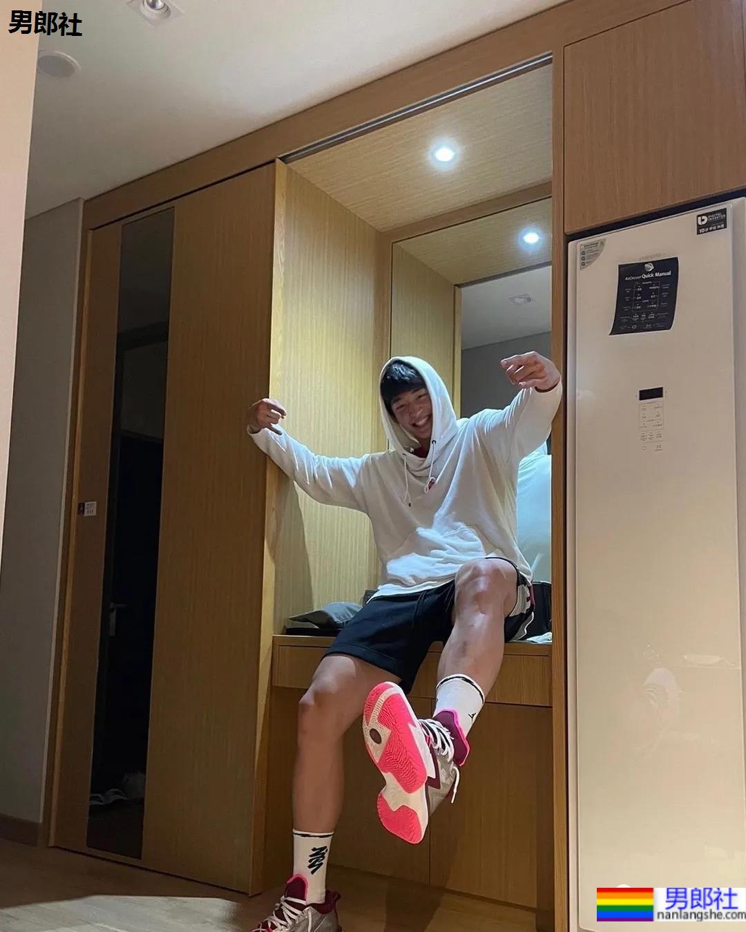 02年204CM篮球体育生小鲜肉，颜正条顺大长腿弟弟也太可了吧！ - 51虹马