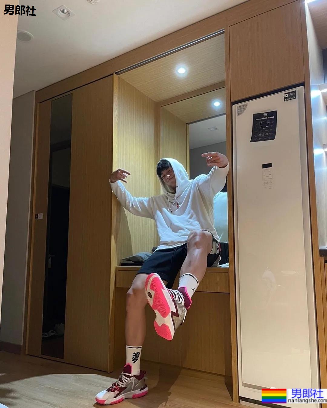 02年204CM篮球体育生小鲜肉，颜正条顺大长腿弟弟也太可了吧！ - 51虹马