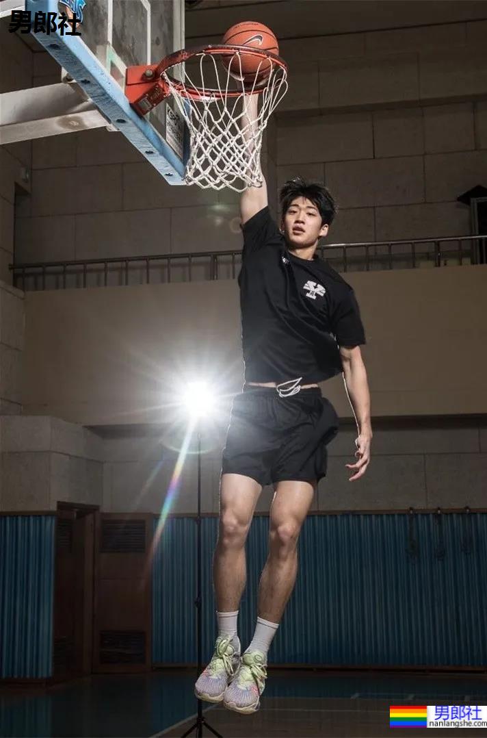 02年204CM篮球体育生小鲜肉，颜正条顺大长腿弟弟也太可了吧！ - 51虹马