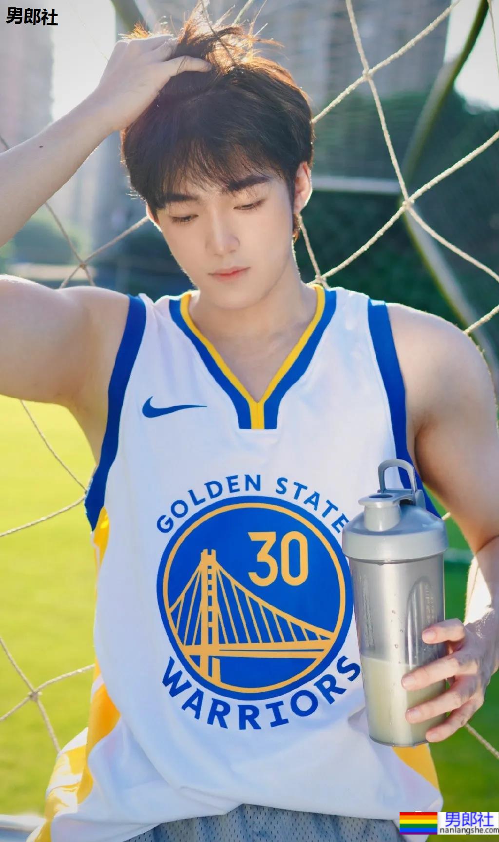 超好看的重庆肌肉小哥，这颜值这身材也太养眼了！ - 51虹马