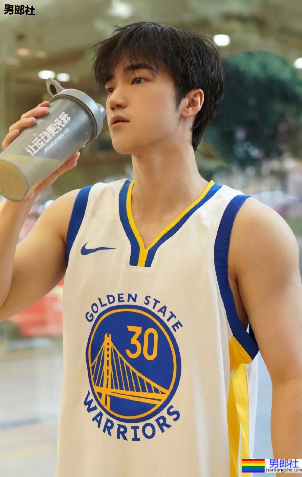 超好看的重庆肌肉小哥，这颜值这身材也太养眼了！ - 51虹马