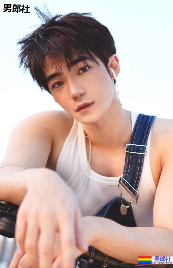 超好看的重庆肌肉小哥，这颜值这身材也太养眼了！ - 51虹马