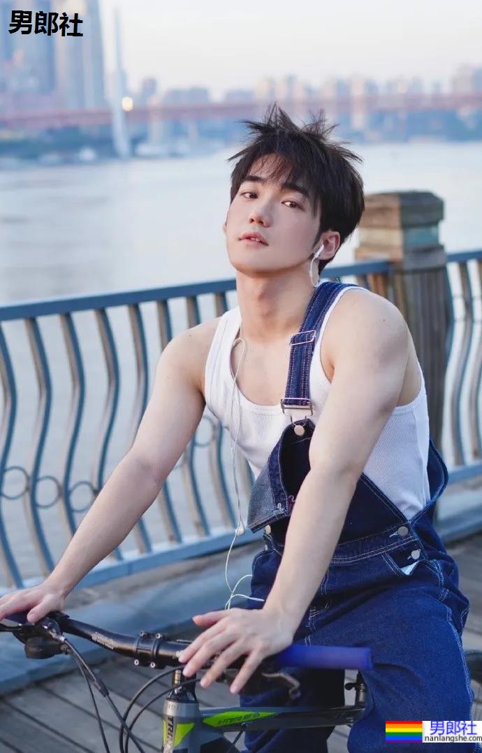 超好看的重庆肌肉小哥，这颜值这身材也太养眼了！ - 51虹马