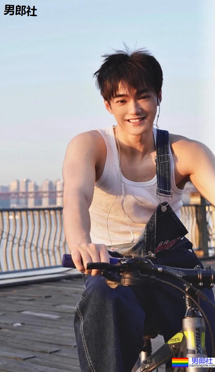 超好看的重庆肌肉小哥，这颜值这身材也太养眼了！ - 51虹马