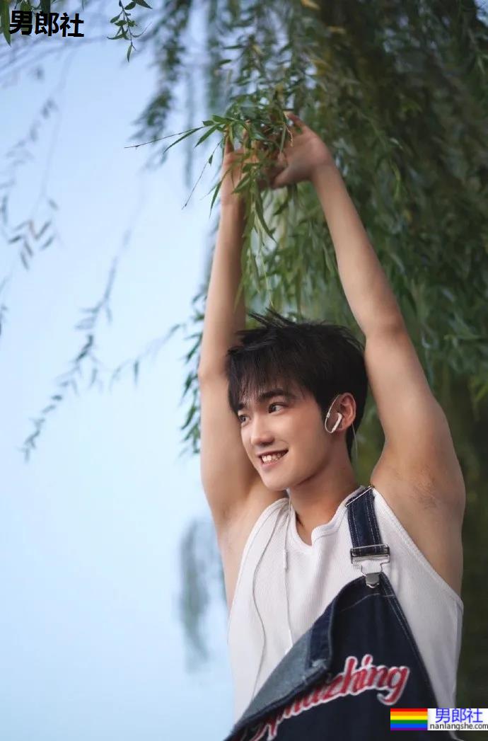 超好看的重庆肌肉小哥，这颜值这身材也太养眼了！ - 51虹马