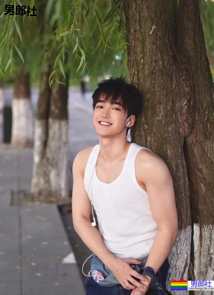 超好看的重庆肌肉小哥，这颜值这身材也太养眼了！ - 51虹马