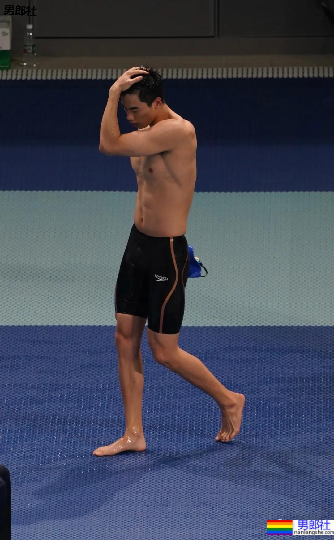 疯传网络的两位00后游泳帅哥，长腿腹肌小狼狗，终于体会到萧亚轩的双倍快乐了!!-51虹马