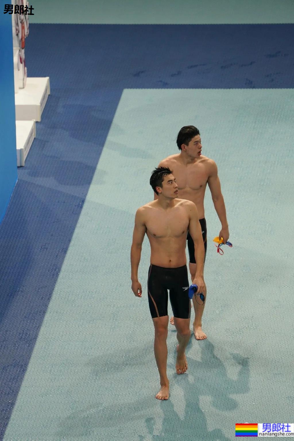 疯传网络的两位00后游泳帅哥,长腿腹肌小狼狗,终于体会到萧亚轩的双倍快乐了!! - 51虹马 疯传网络的两位00后游泳帅哥,长腿腹肌小狼狗,终于体会到萧亚轩的双倍快乐了!! - 51虹马