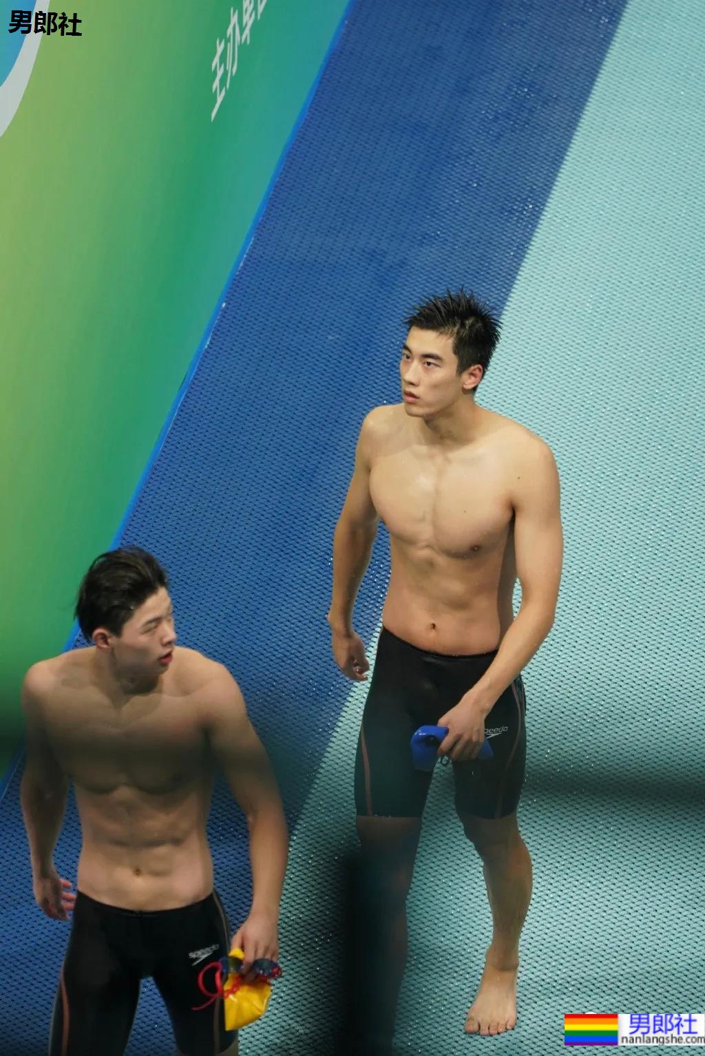 疯传网络的两位00后游泳帅哥,长腿腹肌小狼狗,终于体会到萧亚轩的双倍快乐了!! - 51虹马 疯传网络的两位00后游泳帅哥,长腿腹肌小狼狗,终于体会到萧亚轩的双倍快乐了!! - 51虹马