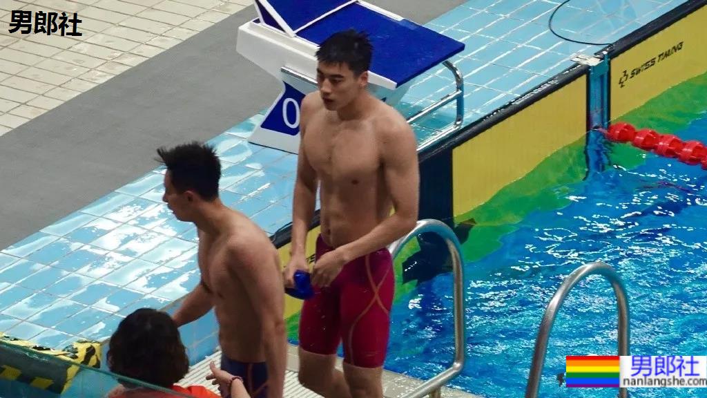 疯传网络的两位00后游泳帅哥,长腿腹肌小狼狗,终于体会到萧亚轩的双倍快乐了!! - 51虹马 疯传网络的两位00后游泳帅哥,长腿腹肌小狼狗,终于体会到萧亚轩的双倍快乐了!! - 51虹马