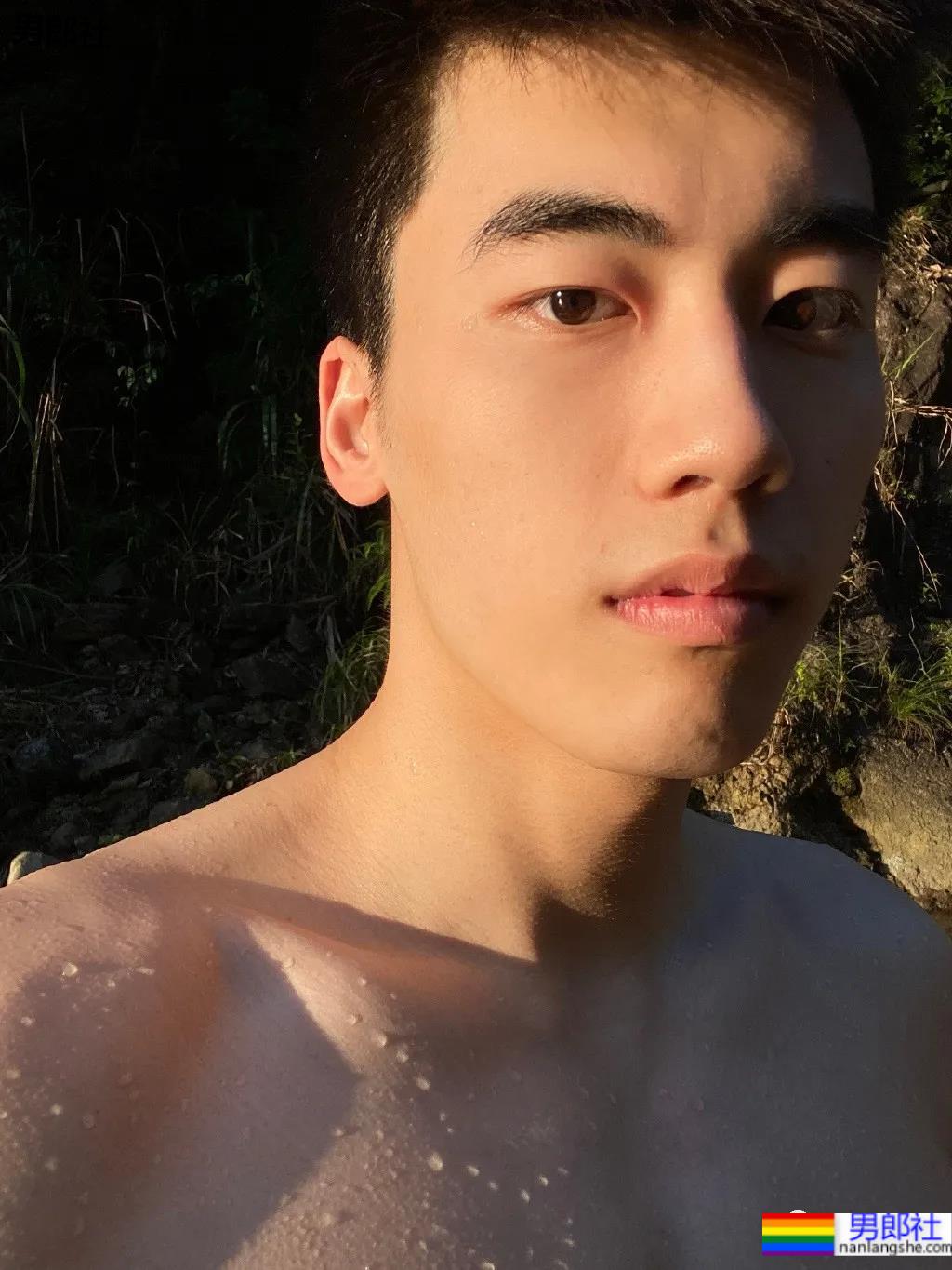 疯传网络的两位00后游泳帅哥,长腿腹肌小狼狗,终于体会到萧亚轩的双倍快乐了!! - 51虹马 疯传网络的两位00后游泳帅哥,长腿腹肌小狼狗,终于体会到萧亚轩的双倍快乐了!! - 51虹马