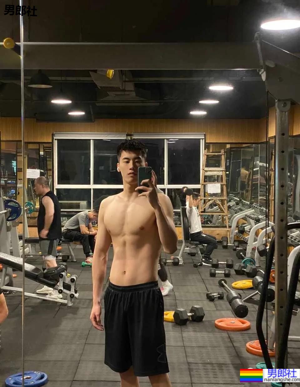 疯传网络的两位00后游泳帅哥,长腿腹肌小狼狗,终于体会到萧亚轩的双倍快乐了!! - 51虹马 疯传网络的两位00后游泳帅哥,长腿腹肌小狼狗,终于体会到萧亚轩的双倍快乐了!! - 51虹马