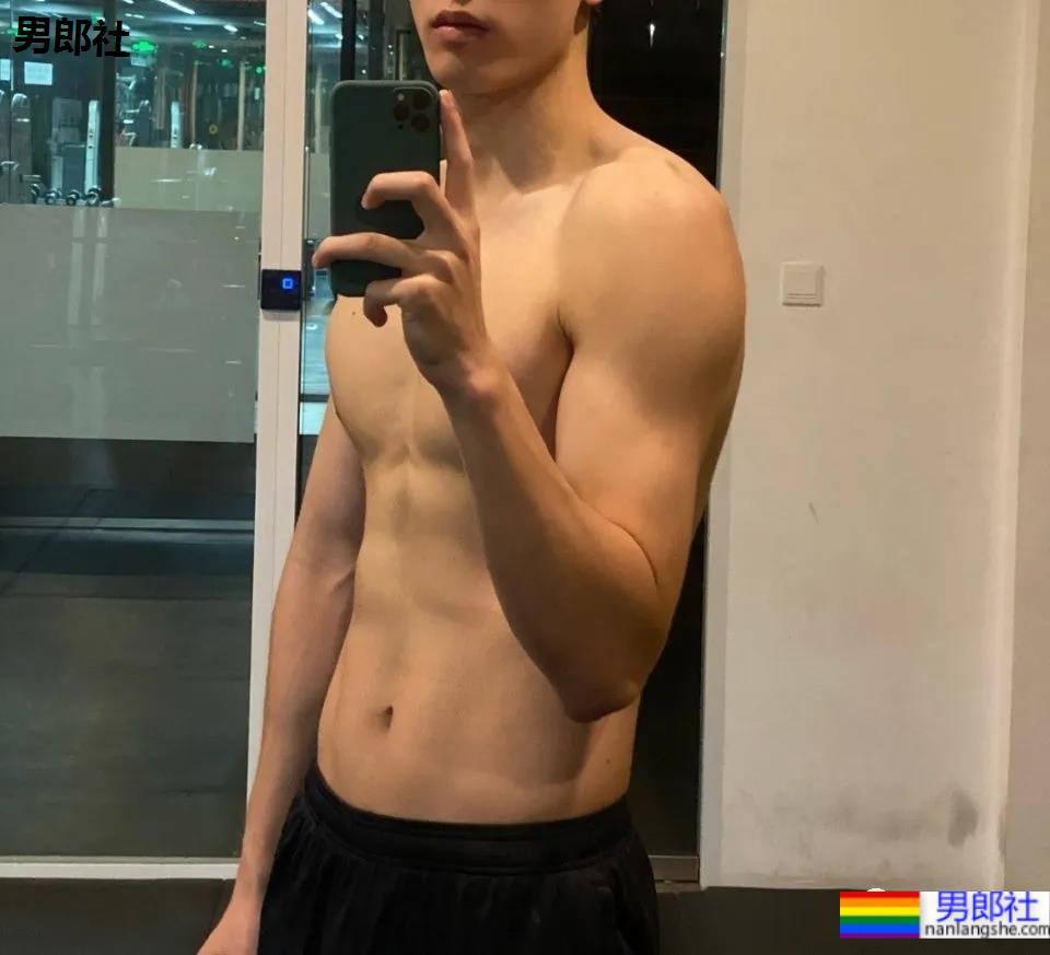 疯传网络的两位00后游泳帅哥,长腿腹肌小狼狗,终于体会到萧亚轩的双倍快乐了!! - 51虹马 疯传网络的两位00后游泳帅哥,长腿腹肌小狼狗,终于体会到萧亚轩的双倍快乐了!! - 51虹马