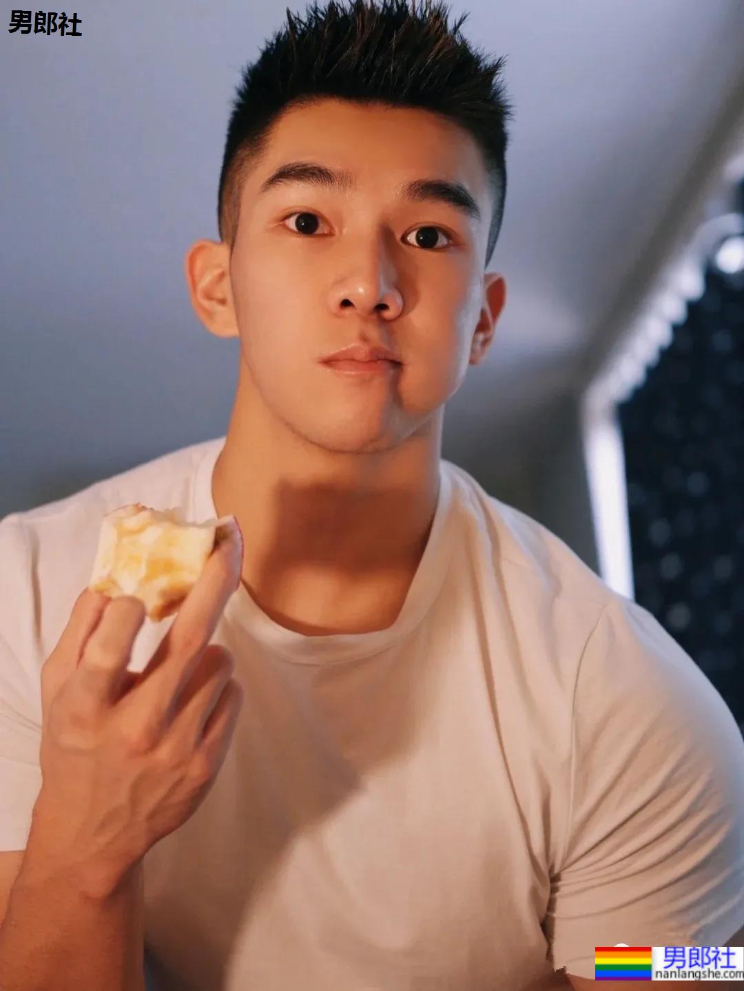 高颜值健壮小奶狗,乖萌又可爱的样子也太可了!-51虹马