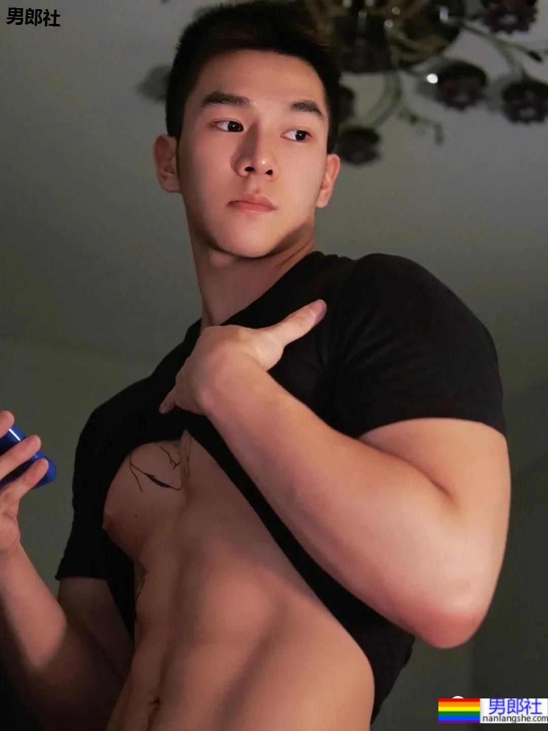 高颜值健壮小奶狗，乖萌又可爱的样子也太可了！ - 51虹马