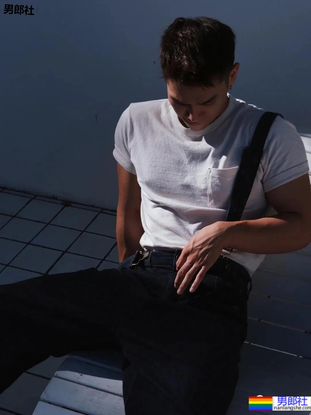 高颜值健壮小奶狗，乖萌又可爱的样子也太可了！ - 51虹马