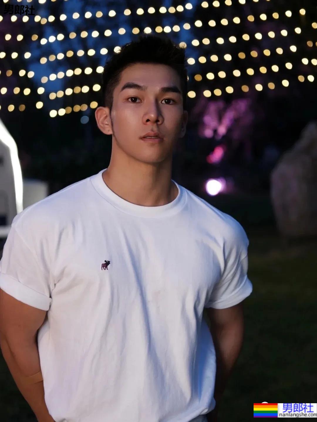 高颜值健壮小奶狗，乖萌又可爱的样子也太可了！ - 51虹马