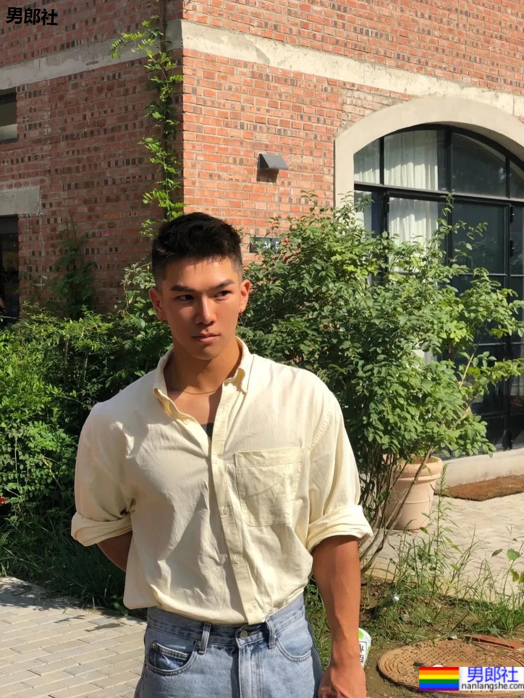 高颜值健壮小奶狗，乖萌又可爱的样子也太可了！ - 51虹马