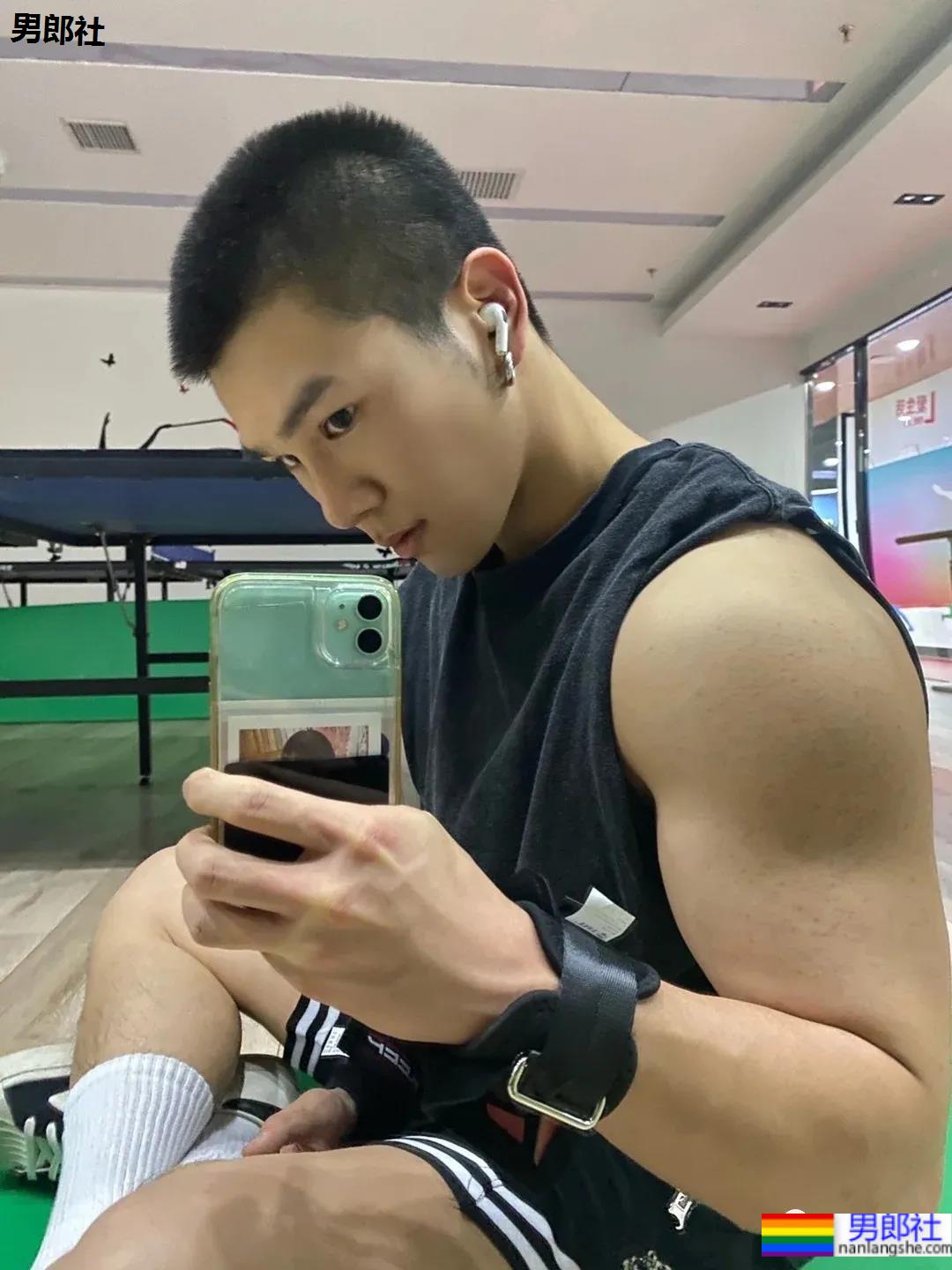 高颜值健壮小奶狗，乖萌又可爱的样子也太可了！ - 51虹马