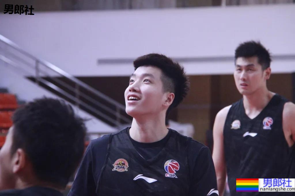 条顺190CM篮球体育生，00年高大白净小狼狗，这也太可了! - 51虹马