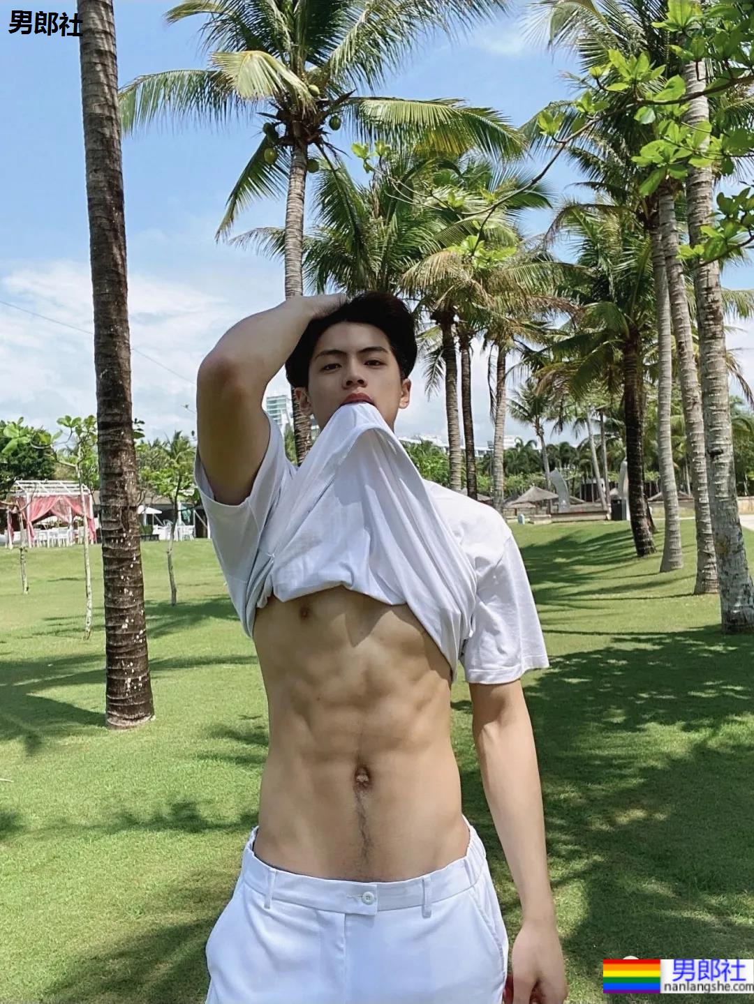 00年185CM大长腿薄肌男生，这颜值身材是不是你的菜？ - 51虹马