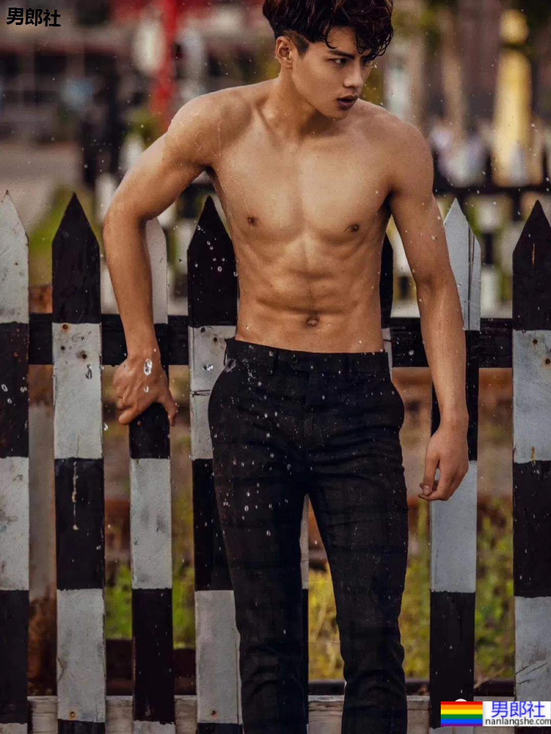 00年185CM大长腿薄肌男生，这颜值身材是不是你的菜？ - 51虹马