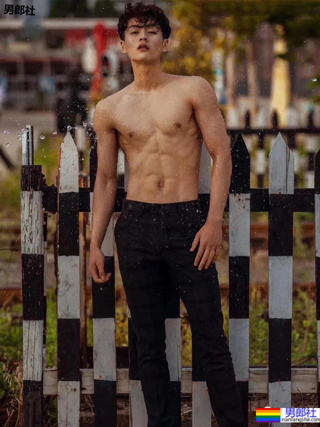 00年185CM大长腿薄肌男生，这颜值身材是不是你的菜？ - 51虹马