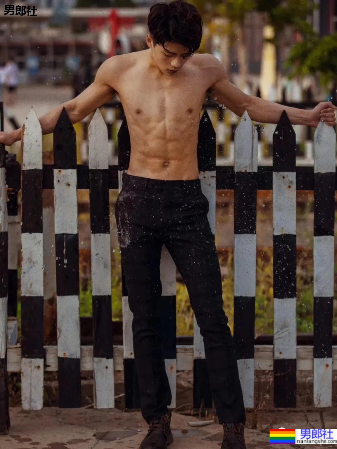 00年185CM大长腿薄肌男生，这颜值身材是不是你的菜？ - 51虹马