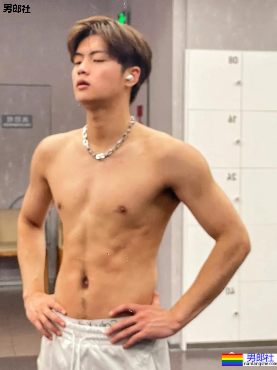 00年185CM大长腿薄肌男生，这颜值身材是不是你的菜？ - 51虹马