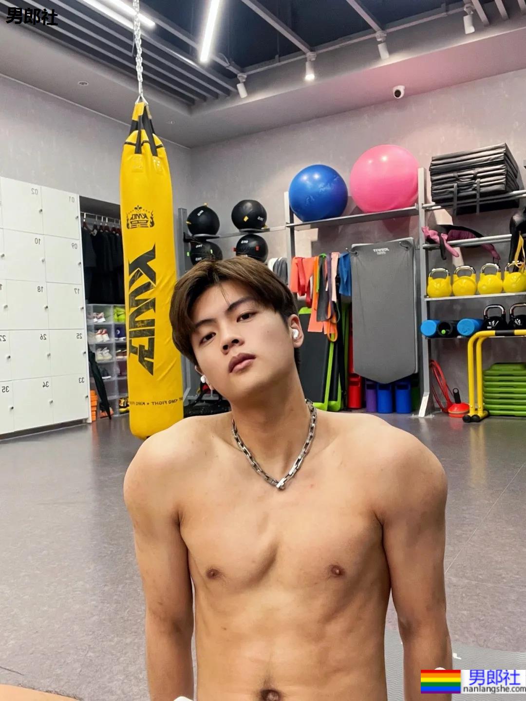 00年185CM大长腿薄肌男生，这颜值身材是不是你的菜？ - 51虹马