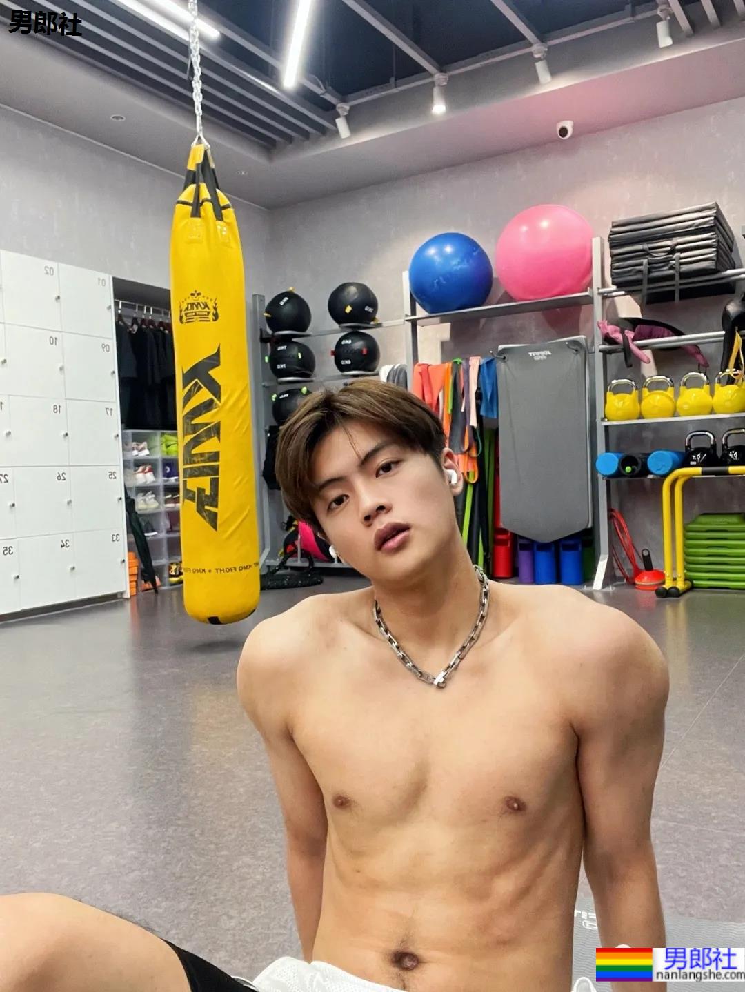 00年185CM大长腿薄肌男生，这颜值身材是不是你的菜？ - 51虹马