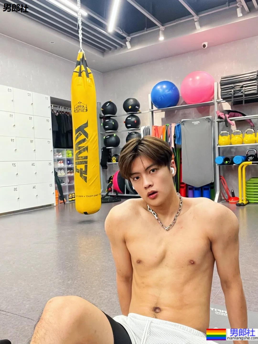 00年185CM大长腿薄肌男生，这颜值身材是不是你的菜？ - 51虹马