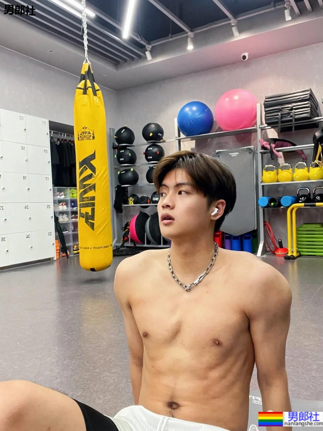 00年185CM大长腿薄肌男生，这颜值身材是不是你的菜？ - 51虹马