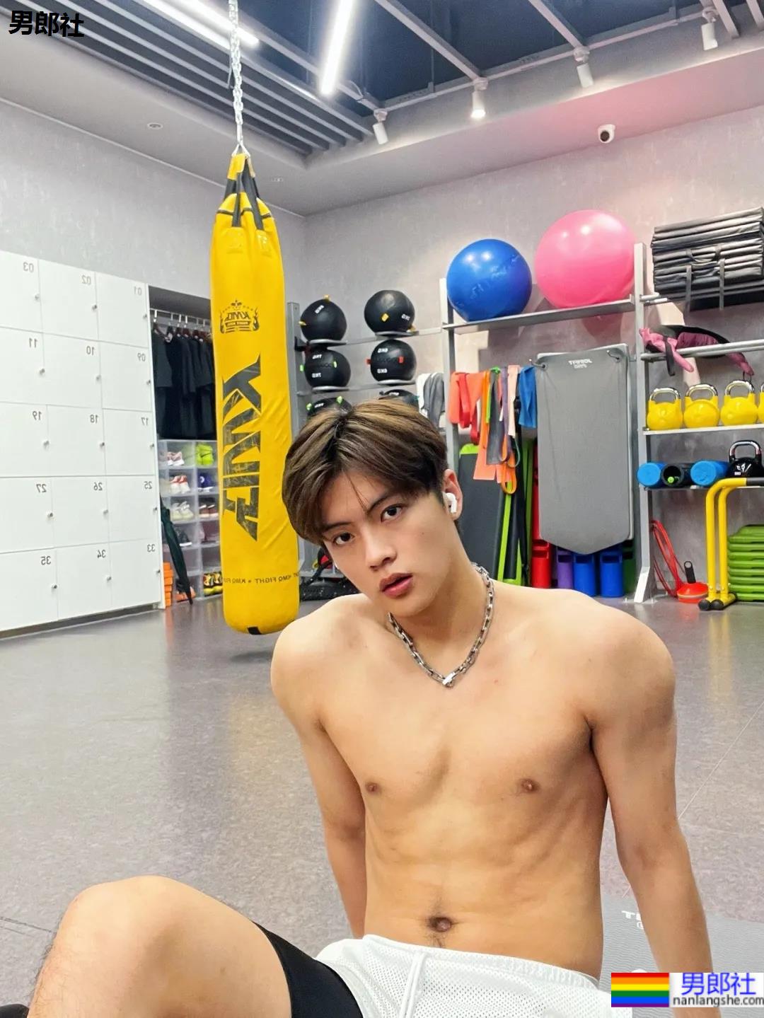 00年185CM大长腿薄肌男生，这颜值身材是不是你的菜？ - 51虹马