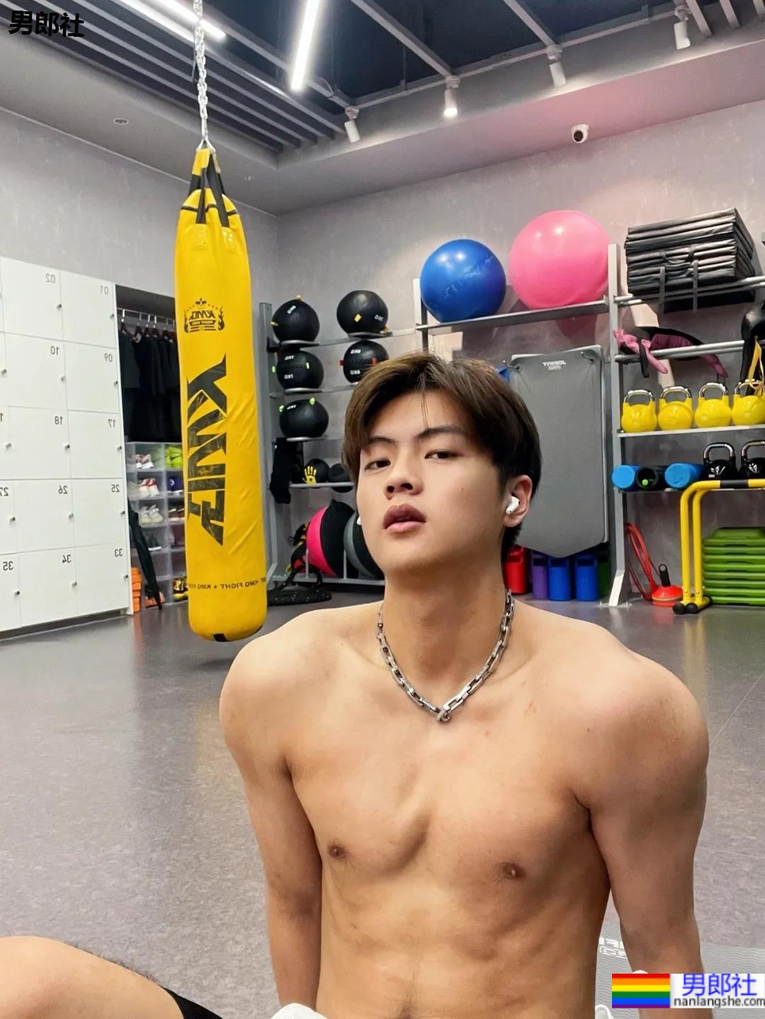 00年185CM大长腿薄肌男生，这颜值身材是不是你的菜？ - 51虹马