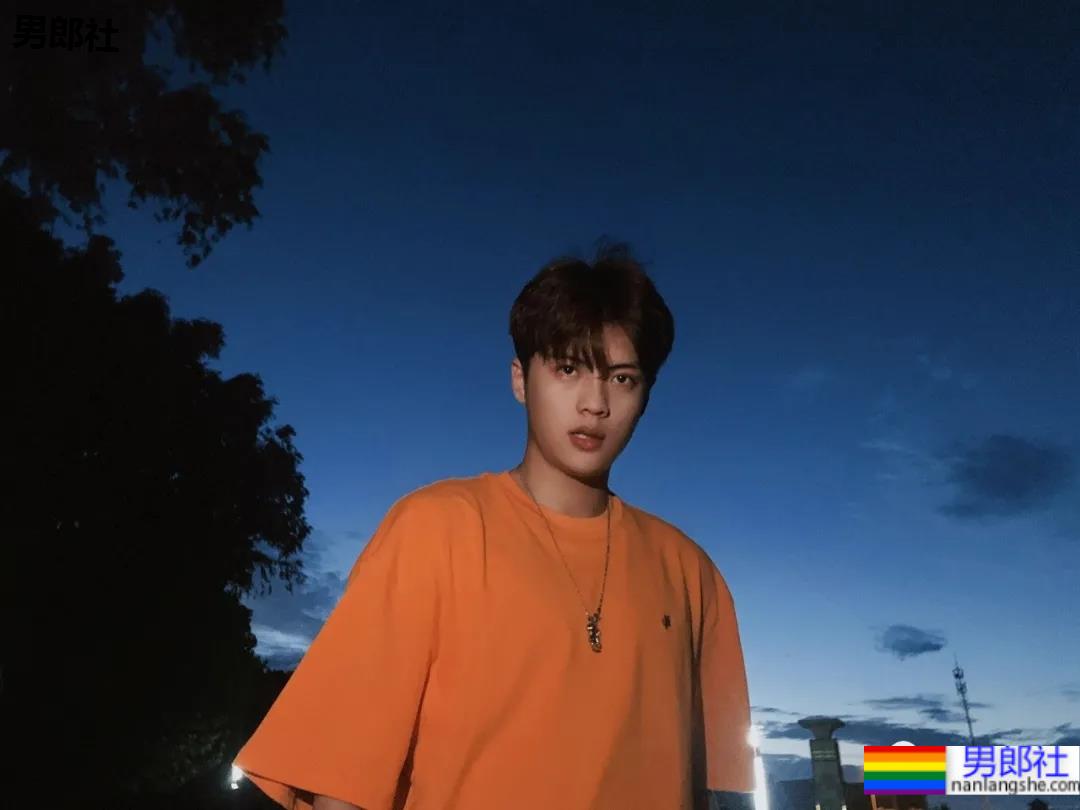 00年185CM大长腿薄肌男生，这颜值身材是不是你的菜？ - 51虹马