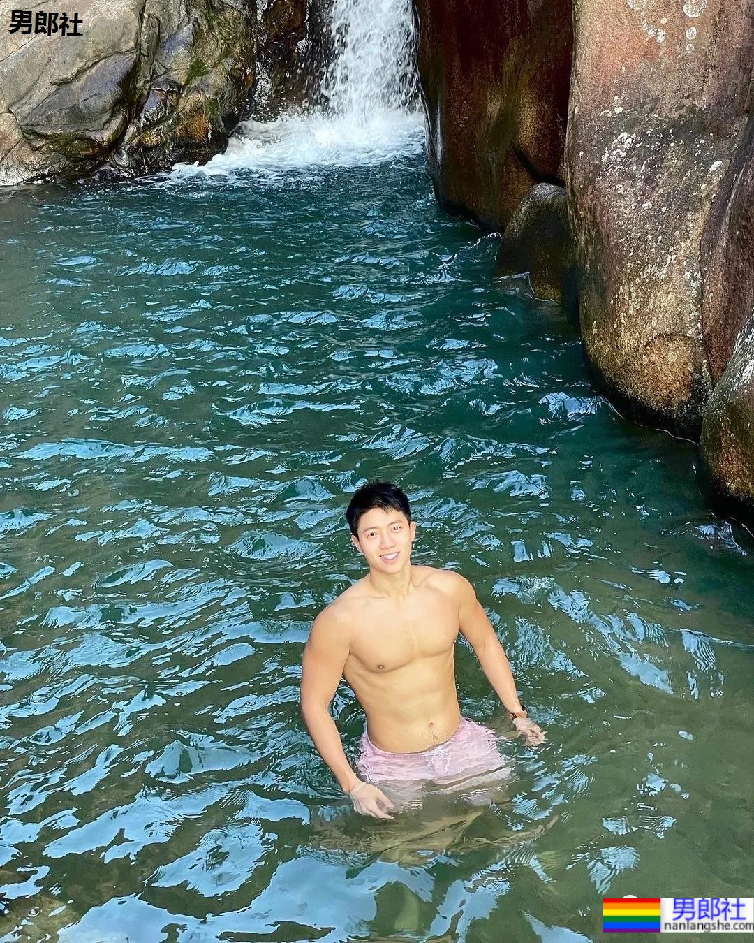 奶凶奶凶的肌肉网红小哥,能奶能狼还超甜的宝藏男孩!-51虹马